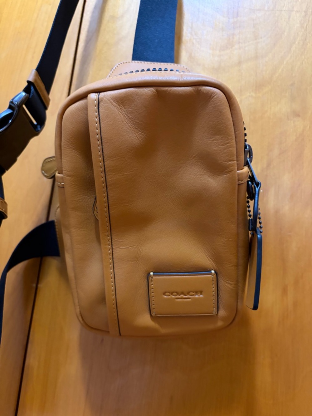Coach Men’s Tan Leather Sling Bag with Black Strap - Picture 2 of 6